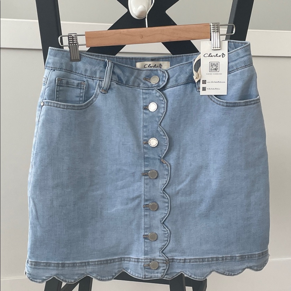 CHARLIE B Light Blue Scalloped Button-Front Denim Mini Skort
